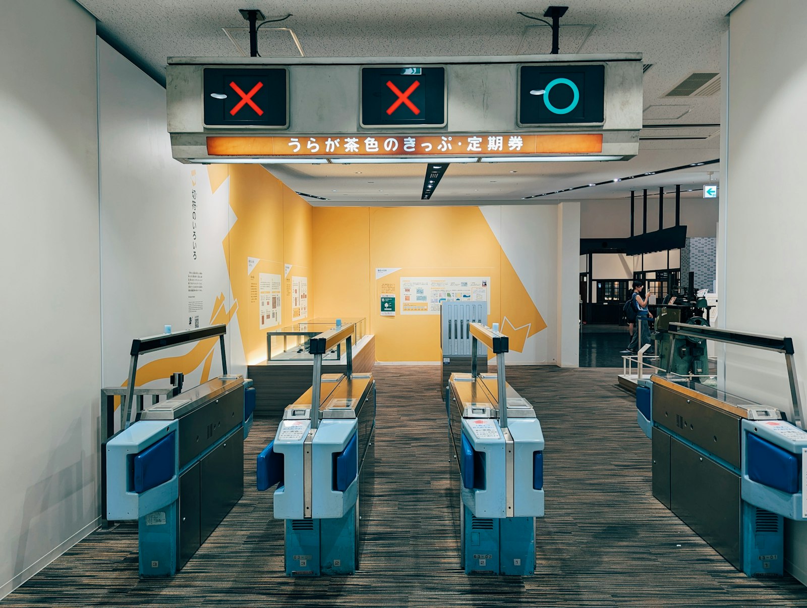 Fare adjustment machine at Tokyo Station showing fare amount and instructions in Japanese